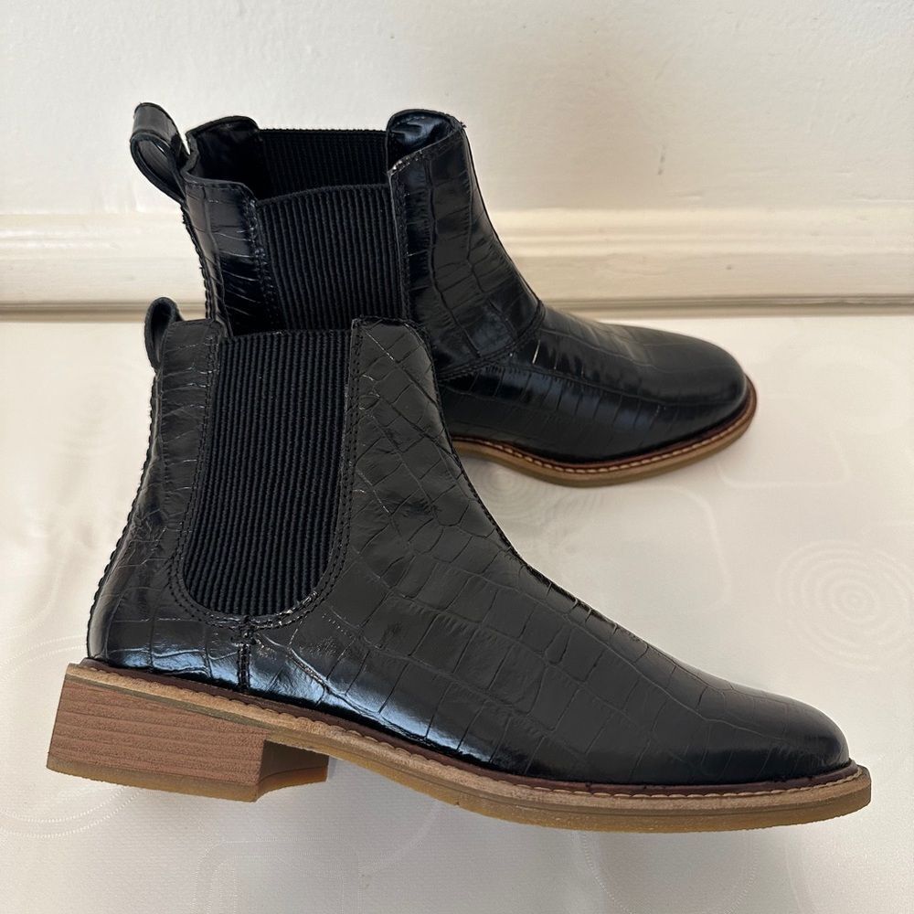 Clark’s Women’s Black Crocodile Pattern leather Ankle Boots size 7,5 New